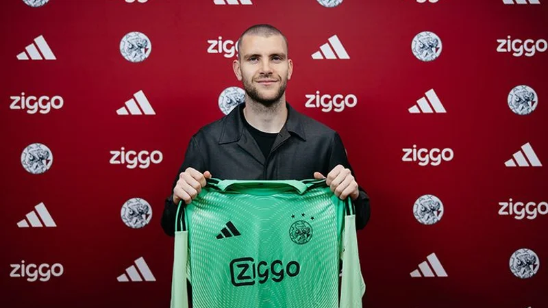 Line Up Vojvodina vs Ajax: Maarten Paes Resmi Jadi Starter di Liga Konferensi